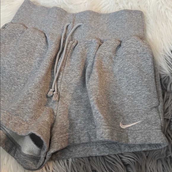 Women NIKE SC Phoenix Fleece
High Waisted Loose Short SZ S - Picture 3 of 5